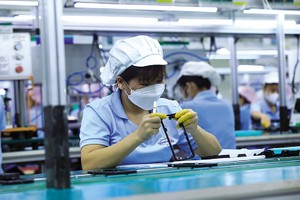 Việt Nam đang tạo ra cơ hội vàng để thu hút Kl99ok phiên bản mới. Trong ảnh: Kl994 nhà cái bóng đá world cup tại Công ty Samkwang Vina. Ảnh: Đức Thanh.