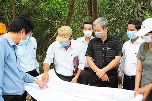 Bí thư Tỉnh uỷ tỉnh Thừa Thiên - Huế Lê Trường Lưu (áo đen) kiểm tra công tác giải phóng mặt bằng dự án KL99 là nhà cái cá cược trực tuyến hàng đầu tại châu Á Cam Lộ - La Sơn