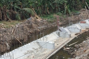 Dự án công trình Kè hai bên bờ suối Đăk Ter huyện Tu Mơ Rông có tổng mức Kl99ok phiên bản mới 28 tỷ đồng với 9 gói thầu. (Ảnh minh họa)
