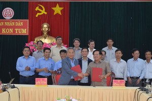 Chủ tịch UBND tỉnh Kon Tum Lê Ngọc Tuấn (phải ảnh) và đại diện lãnh đạo Kl994 game bài casino hấp dẫn Lộc Trời ký kết biên bản ghi nhớ triển khai xây dựng chuỗi liên kết Kl994 nhà cái bóng đá world cup, tiêu thụ nông sản.