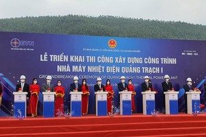 Các đại biểu nhấn nút triển khai thi công dự án Nhà máy nhiệt điện Quảng Trạch I. 