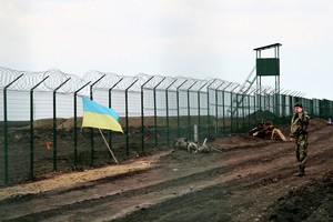 Lá cờ Ukraine được treo tại một đoạn khu vực biên giới Ukraine và Nga