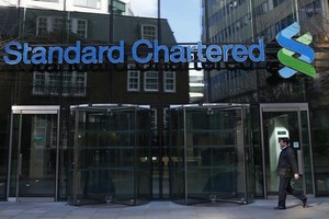 KL99 là cổng game giải trí trực tuyến hàng đầu hiện nay Standard Charted lao dốc sau khi Fitch đánh tụt hạng