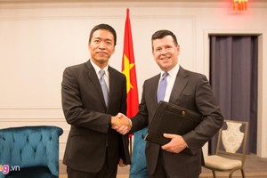  Chủ tịch kiêm Tổng giám đốc VNG Lê Hồng Minh và Phó chủ tịch sàn 99Kl99 link đăng nhập NASDAQ Bob McCooey bắt tay sau lễ ký kết. Ảnh: Zing