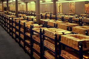 Giá vàng thế giới rung lắc mạnh