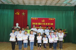 Báo Kl99ok phiên bản mới trao 70 suất học bổng trong chuyến hành hương về “Thủ đô khu giải phóng“