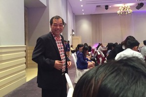 Ông Trầm Bê vui mừng khi Trang Chủ KL99Com Số 1 Link Đăng Ký KL999 SouthernBank thông qua phương án sáp nhập vào Sacombank (ảnh chụp tại ĐHCĐ bất thường của Sacombank tháng 7/2015)
