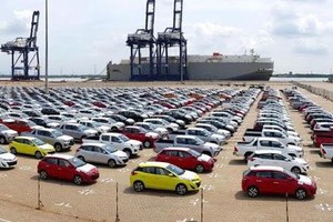 Doanh số bán ra giảm sút, hãng xe ôtô đua nhau giảm giá để kích cầu