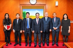 Ông Sergio Di Caro (thứ ba từ phải sang) trong buổi làm việc với lãnh đạo Bộ Kl991.com nạp rút nhanh
