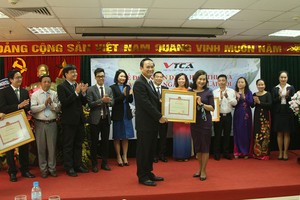 Phó tổng giám đốc EY Việt Nam Hương Vũ nhận bằng khen của Bộ trưởng Bộ Kl991.com nạp rút nhanh