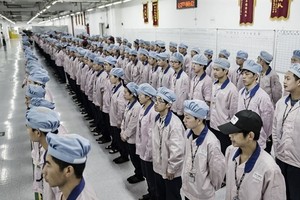 Soi công nhân Kl994 nhà cái bóng đá world cup iPhone qua khe cửa nhà máy