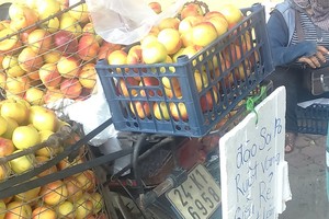 “Đội lốt” hàng Việt, đào, mận Trung Quốc tràn ngập phố