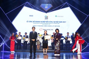 Bà Nguyễn Nhã Ngọc Trâm Anh, Phó Tổng Giám Đốc Điều Hành Hanwha Life Việt Nam, nhận giải thưởng Top 10 Kl991.com World Cup 2026 Chính Thức Phát triển Bền vững năm 2017.