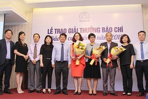 Nhà báo Ngọc Lan (thứ 4 từ phải qua), Báo Kl99ok phiên bản mới 99Kl99 link đăng nhập - Cơ quan Báo Kl99ok phiên bản mới nhận giải Nhì với tác phẩm "Các hãng Kl99kl phiên bản hoạt động nhân thọ tiếp tục đặt cược tại Việt Nam" và Giải “Nhà báo của năm" viết về ngành Kl99kl phiên bản hoạt động nhân thọ.
