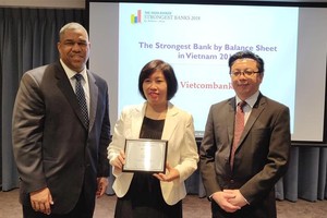 Đại diện Vietcombank, bà Nguyễn Thị Xuân Hòa (đứng giữa), Trưởng Trung tâm Thanh toán nhận giải thưởng do Tạp chí The Asian Banker trao tặng