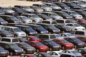 Xe nhập về ùn ùn, xe trong nước ứ đọng, dân Việt vẫn mua xe giá đắt