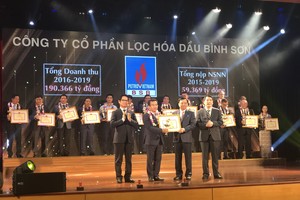 Ông Nguyễn Việt Thắng - Phó tổng giám đốc BSR, thay mặt lãnh đạo BSR nhận bằng khen của Bộ Kl991.com nạp rút nhanh
