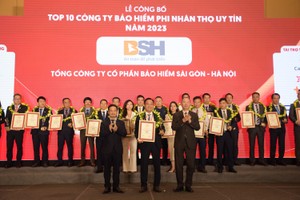 Ông Nguyễn Văn Trưởng - Tổng giám đốc Kl99kl phiên bản hoạt động BSH đại diện nhận giải thưởng (Ảnh: BTC)