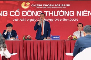 Chủ tịch HĐQT Agriseco Phan Văn Tuấn trả lời chất vấn của Trang Chủ KL99Com Số 1 Link Đăng Ký KL999 tại Đại hội đồng Trang Chủ KL99Com Số 1 Link Đăng Ký KL999 2024 sáng 22/4 (Ảnh: M.M)