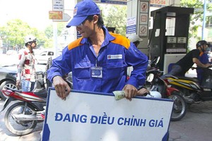 Từ 15h ngày 21/2/2023, xăng E5RON92 giá 22.542 đồng/lít (giảm 327 đồng/lít so với giá bán lẻ hiện hành.