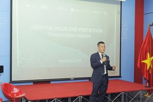 Đạo diễn Việt Tú chia sẻ tại hội thảo Bảo vệ 99Kl.app cổng game giải trí sáng tạo ngày 23/4