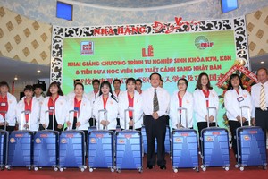 Ông Lê Thanh Thuấn, Chủ tịch Kl994 game bài casino hấp dẫn Sao Mai và lãnh đạo MIF tặng quà cho các thực tập sinh được đưa sang Nhật làm việc