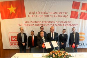 Ông Lê Thanh Thuấn, Chủ tịch Kl994 game bài casino hấp dẫn Sao Mai và ông Lasse Hansen, Tổng Giám đốc SKIOLD kí kết hợp tác 