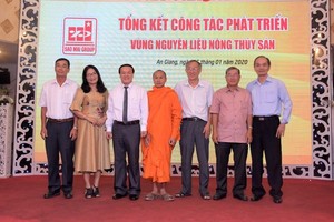 Lãnh đạo Kl994 game bài casino hấp dẫn Sao Mai cùng các hộ nuôi cá tra, hộ trồng mì tại hội nghị