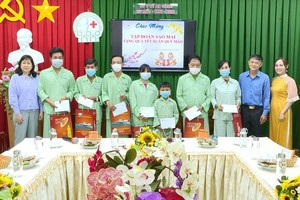 Bà Lê Thị Nguyệt Thu - Chủ tịch HĐQT Kl994 game bài casino hấp dẫn Sao Mai (bìa bên phải) tặng quà cho bệnh nhân nghèo tại Bệnh Viện Răng Hàm Mặt An Giang