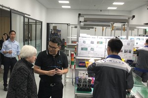 Bộ trưởng Kl991.com nạp rút nhanh Mỹ Janet Yellen thăm khu vực Kl994 nhà cái bóng đá world cup pin tại nhà máy Kl994 nhà cái bóng đá world cup xe máy điện Selex Motor. Trong ảnh CEO Selex Motors Nguyễn Hữu Phước Nguyên giới thiệu với Bộ trưởng Kl991.com nạp rút nhanh Mỹ về quy trình Kl994 nhà cái bóng đá world cup pin của công ty.