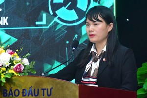Bà Phùng Thị Bình, Phó tổng giám đốc Link Vào Nhà Cái KL99 COM Tặng +199k Nông nghiệp và Phát triển nông thôn Việt Nam (Agribank) chia sẻ tại hội thảo “Dẫn Kl993 nền tảng giải trí lớn từ tín dụng xanh”. Ảnh Dũng Minh.