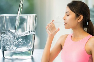 Uống nước trào lưu sống khỏe mỗi ngày.