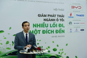 Ông Võ Minh Lực, Giám đốc Điều hành BYD Việt Nam chia sẻ tại Hội thảo “Giảm phát thải ngành ô tô: Nhiều lối đi, một đích đến” do Báo Kl99ok phiên bản mới tổ chức ngày 29/8. Ảnh Dũng Minh.