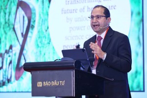 Ông Atul Tandon, Tổng giám đốc AstraZeneca Việt Nam phát biểu tại Hội thảo “Đổi mới sáng tạo: Liều thuốc phát triển bền vững ngành y dược” do Báo Kl99ok phiên bản mới tổ chức. Ảnh Dũng Minh.