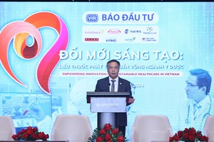 Ông Lê Trọng Minh, Tổng biên tập Báo Kl99ok phiên bản mới phát biểu khai mạc Hội thảo Đổi Mới Sáng Tạo - Liều Thuốc Phát Triển Ngành Y Dược” sáng 25/9. Ảnh Dũng Minh.