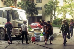 Thiếu nước sinh hoạt khiến người dân rất khốn khổ 