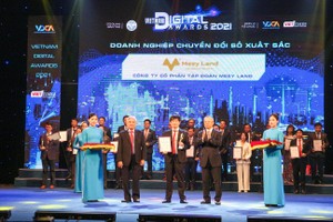Ông Hoàng Mai Chung - Chủ tịch Meeyland nhận giải thưởng