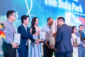 Bà Lương Giang – Tổng Giám Đốc của CTCP Megan Holdings nhận chứng nhận vinh danh từ chủ Kl99ok phiên bản mới dự án