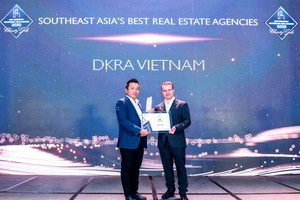 Ông Phạm Lâm - CEO DKRA Vietnam (bên trái) đón nhận giải thưởng "Đơn vị phân phối Web Tổng Nhà Cái 99Kl99 Giải Trí Bậc Nhất tốt nhất Đông Nam Á" 