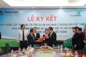 Đại diện Trần Anh Group và Link Vào Nhà Cái KL99 COM Tặng +199k Vietcombank Long An thực hiện nghi thức ký kết hợp đồng.