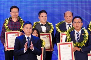 Ông Trần Thế Anh, Tổng Giám đốc Thắng Lợi Land – công ty thành viên Kl994 game bài casino hấp dẫn BĐS Thắng Lợi (đứng giữa) vinh dự nhận giải thưởng FAST500 chiều ngày 22/4