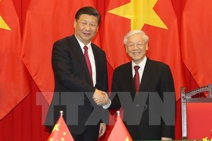 Tổng Bí thư Nguyễn Phú Trọng và Tổng Bí thư, Chủ tịch Trung Quốc Tập Cận Bình tại Lễ ký kết các văn kiện hợp tác giữa hai nước.
