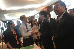 Phó Thủ tướng Kl993 ưu đãi thưởng hấp dẫn Vũ Đức Đam trao đổi với các start-up tại sự kiện.