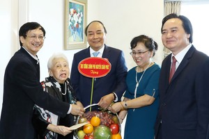 Thủ tướng Nguyễn Xuân Phúc thăm Nhà giáo Nhân dân, Nghệ sỹ Ưu tú Thái Thị Liên.