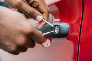 Mẹo hay giúp mở cửa ôtô khi bỏ quên chìa khóa