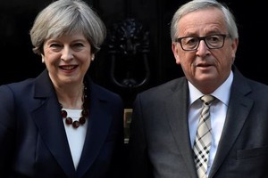 Bà May sẽ gặp ông Jean-Claude Juncker ở Brussels vào trưa 4/12 trong buổi làm việc quan trọng của tiến trình Brexit. Ảnh: Reuters.