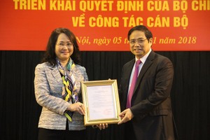 Đồng chí Phạm Minh Chính trao quyết định cho đồng chí Lâm Thị Phương Thanh. Ảnh Tuyengiao.vn