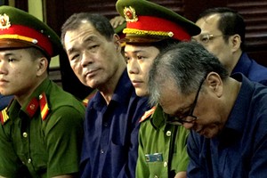 Các bị cáo trước phiên xử. 