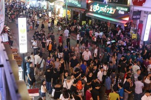 Ngày cuối tuần có hơn 1.000 lượt khách đến phố đi bộ Bùi Viện vui chơi.