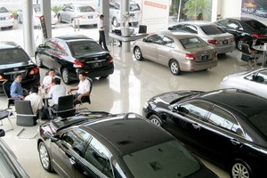 Dù giá xe nhiều loại giảm mạnh song doanh số bán xe năm 2017 tiếp tục đi xuống hàng chục % so với năm trước